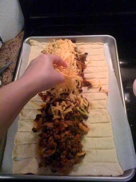 Mexican Braid with ground beef. I use   pizza dough and not crescent roll dough. I also dont use black beans... Ground   Beef, Onions and a can of chopped tomatoes drained. Top with preferably Mild or   sharp cheddar. Taco Braid, Kitchen Fan, Crescent Roll Recipes, Queso Dip, Beef Dishes, Ground Beef Recipes, Main Dish Recipes, I Love Food, Paneer