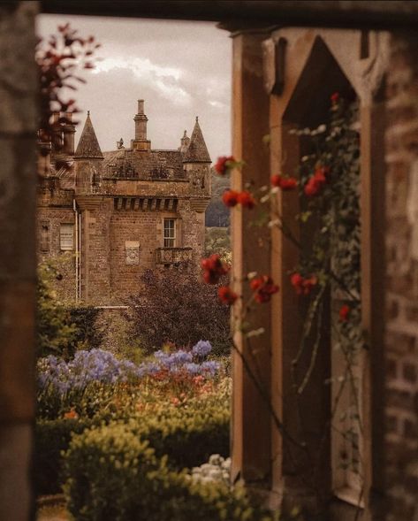 Castle Aesthetic, Royal Aesthetic, A Castle, Medieval Castle, Pretty Places, Dream Home Design, Secret Garden, Beauty And The Beast, Scotland