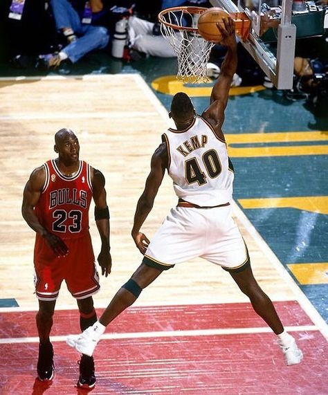 Michael Jordan Appreciation 🏀 on Instagram: “Kemp recreating MJ’s iconic dunk ⛹🏿‍♂️ 📸 : @jumpman23 • follow @airjordantalk for more posts like this daily!” Shawn Kemp, Nba Basketball Art, Bola Basket, Michael Jordan Basketball, Seattle Sports, Basketball Photography, Jordan Basketball, Basketball Star, Nba Legends