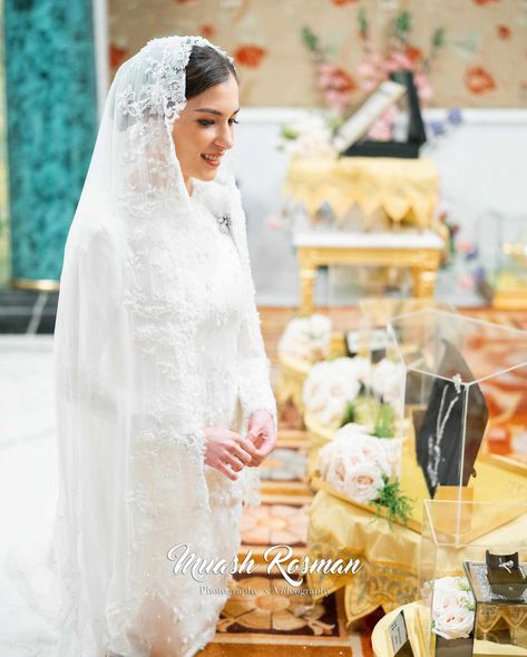 Prince Mateen of Brunei's Bride Anisha Brings the Glamour amid 10-Day Royal Wedding: See Pics! Anisha Isa Kalebic, Prince Abdul Mateen, Elegant Silk Dresses, Queen Wedding Dress, Abdul Mateen, Nikah Outfit, Wedding Of The Year, Akad Nikah, Royal Engagement