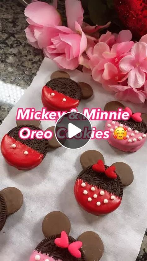 Oreo Minnie Mouse Cookies, Mickey Mouse Treat Ideas, Mickey Mouse Oreo Cookies, Minnie Mouse Oreos, Minnie Oreos, Mickey Mouse Treats, Decorated Oreos, Strawberries Bouquet, Minnie Mouse Cookies