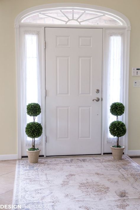 How to create an elegant entryway. #elegant #entry #foyer - designthusiasm.com Rugs In Foyer Entrance, Foyer Rugs Entryway, Elegant Entryway Ideas, Old Fashioned Christmas Decorations, Foyer Rugs, House Foyer, Rugs Entryway, Entryway Rugs, Elegant Entrance