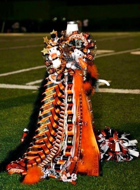 The Domestic Curator: More Big Ole Texas Homecoming Mums Homecoming Mums Ideas, School Mums, Big Homecoming Mums, Texas Mums, Texas Traditions, Homecoming Mums Senior, Hoco Mums, Homecoming Mum Ideas, High School Homecoming