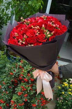 Shopping Flowers, Flower In Hand, Flower Shopping, China Flowers, Nanjing China, Love Rose Flower, Flowers Shop, Flower Bucket, Flowers Bouquet Gift