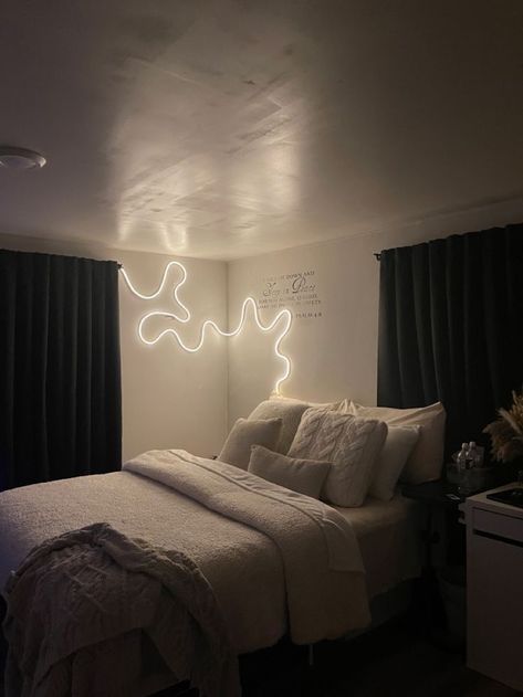 Sleek Room Decor, Neon Signs Ideas, Room Ideas For Couples Bedroom, Bedroom Ideas Wall Decor Design, Couple Rooms, Bedroom Night Lights, White Room Decor, Home Hall Design, Kids Bedroom Inspiration