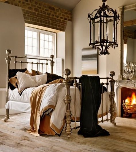 www.eyefordesignlfd.blogspot.com Decorate With Brass Beds.......Beauty in the Boudoir Rustic Luxe, Brass Bed, Wood Bed Frame, Vintage Bedroom, Dreamy Bedrooms, Elegant Bedroom, Beautiful Bedding, Beautiful Bedrooms, Bed Room