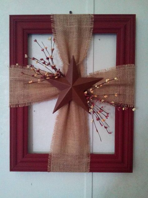 Christmas Old Window Decor, Frames With Chicken Wire Ideas, Burlap Cross On Frame, Christmas Frame Wreath, Christmas Crafts With Picture Frames, Christmas Frame Decor, Picture Frame Christmas Crafts, Christmas Picture Frame Crafts, Crafts With Picture Frames