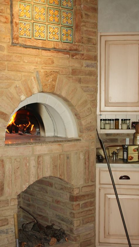 Kitchen Fireplaces, Kitchen Pizza Oven, Italian Pizza Oven, Italian Fireplace, Indoor Pizza Oven, Pizza Oven Fireplace, Farmhouse Chic Kitchen, Tuscan Kitchen Design, Fireplace Cooking