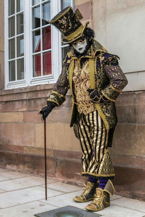 Venice Festival, Masquerade Men, Venetian Costumes, Steampunk Circus, Venice Carnivale, Hidden Faces, Jester Costume, Venice Carnival Costumes, Clown Clothes