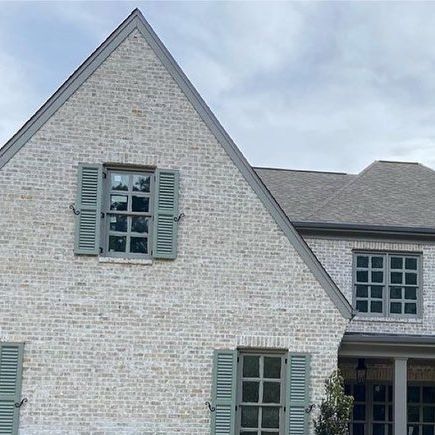 Cherokee Brick on Instagram: "This brick is so understated and absolutely gorgeous. While we know white brick is all the rage, if you’re considering something just a little different…Ansley Park is your answer. It’s got a fantastic range of neutral tones and with a white mortar does appear quite light colored. However, when you get up close this brick has all the texture and character you will fall in love with! It’s also tumbled in our Jackson plant. ❤️❤️ #AnsleyPark #whitebrick #texture #char Ashton Ivory Brick House, Ansley Park Brick, Light Colored Brick, Grey Window Frames, Clinker Brick, Grey Windows, Cedar Roof, Light Brick, Brick Colors