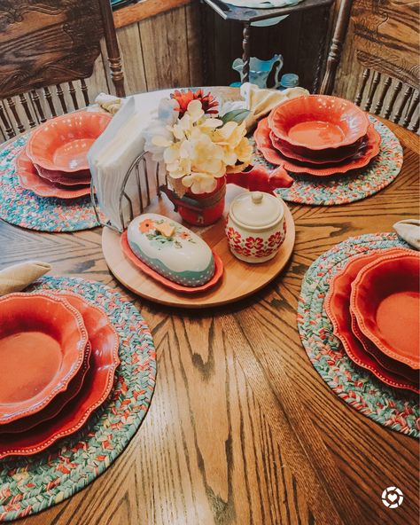 Pioneer Woman Table Setting Ideas, Pioneer Woman Dining Room, Pioneer Woman Living Room Decor, Pioneer Woman Dining Room Decor, Pioneer Woman Bedroom, Pioneer Woman Inspired Kitchen, Pioneer Woman Kitchen Ideas Diy, Pioneer Woman Kitchen Ideas, Farmhouse Pioneer Woman Kitchen