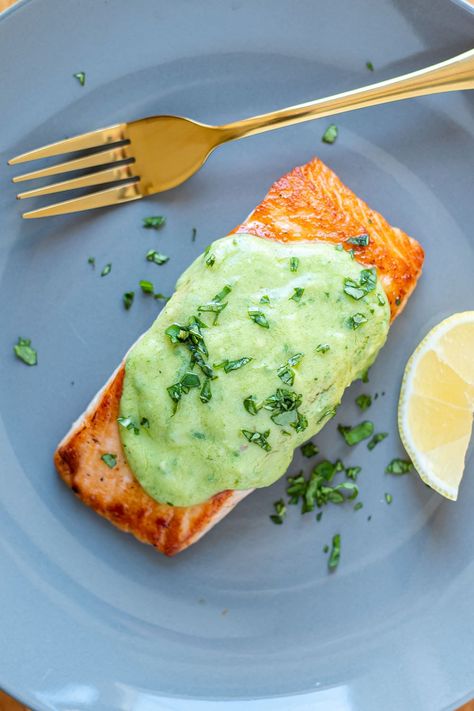 Pan-Seared Salmon with Creamy Avocado Sauce Crispy Salmon Recipe, Salmon In Foil Recipes, Cilantro Lime Salmon, Creamy Avocado Sauce, Sauce For Salmon, Cooking The Perfect Steak, Cooking With Beer, Basil Sauce, Salmon Seasoning