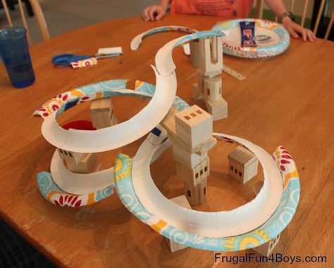 DIY paper plate marble track - Wouldn't this be an awesome follow-up activity if you were teaching kinetic vs potential energy? Marble Tracks, Marble Run, Paper Plate Crafts, Stem Projects, Plate Crafts, Crafts For Boys, Craft Activities For Kids, Paper Plate, Diy Toys