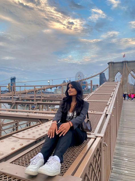 Nyc brooklyn New York manhattan outfit inspo Nyc Poses Ideas, New York Poses, Brooklyn Bridge Aesthetic, Brooklyn Bridge Photoshoot, Brooklyn Bridge Picture Ideas, Nyc Instagram Pictures, New York Outfit Ideas, New York Picture Ideas, Brooklyn Aesthetic