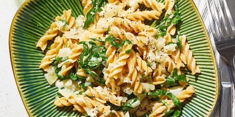 Pasta Arugula, Pasta With Arugula, Creamy Avocado Pasta, Arugula Pasta, Spiral Pasta, Creamy Pasta Recipes, French Onion Dip, Vegetarian Pasta Recipes, Onion Dip