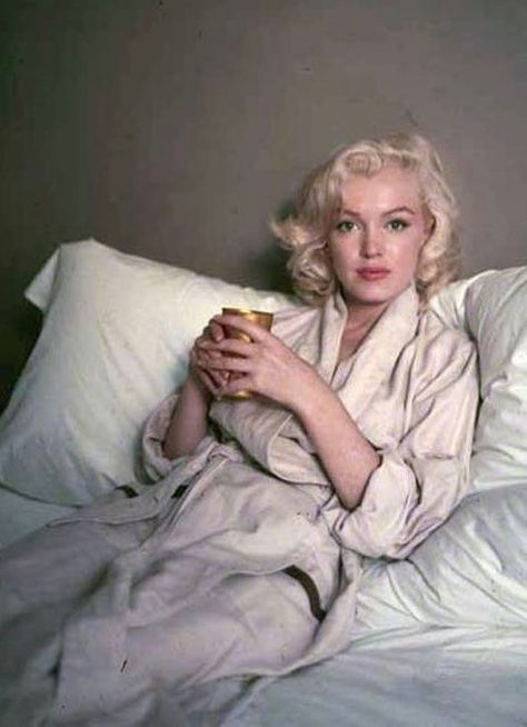 Marilyn”Bed Sitting” Photographed by Milton Greene 1953 Marilyn Monroe Milton Greene, Marilyn Monroe Gif, Milton Greene, Norma Jean Baker, Photograph Album, Candle In The Wind, Joe Dimaggio, Tennessee Williams, Marilyn Monroe Photos