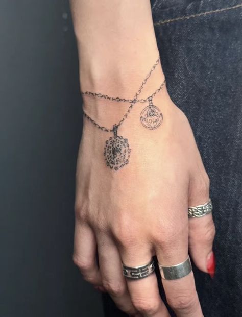 Minimal Hand Tattoo, Waist Tattoo, Chain Tattoo, Simple Tattoos For Guys, Necklace Tattoo, Sharpie Tattoos, Stylist Tattoos, Tattoo Bracelet, 3d Tattoos