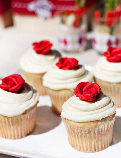 Kentucky Derby Party Ideas: “Taste of Derby” Official Party Kentucky Derby Birthday, Roses Cupcakes, Kentucky Derby Party Ideas, Derby Party Ideas, Kentucky Derby Party Ideas Decoration, Kentucky Derby Food, Kentucky Derby Party Outfit, Icing Roses, Kentucky Derby Party Games