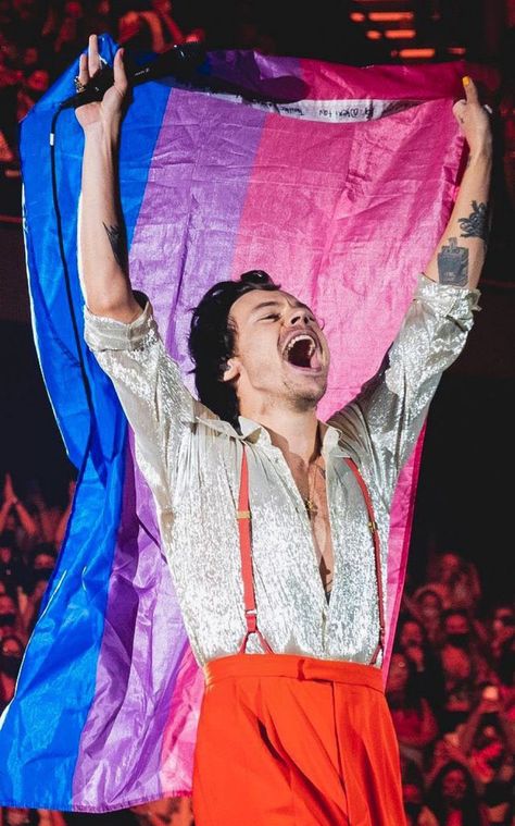 bi harries comfort on Twitter: "bisexual protector 💗💜💙… " Pride Wallpapers, Bi Flag, Harry 1d, Harry Styles Wallpaper, Harry Styles Pictures, Harry Styles Photos, Mr Style, Harry Styles Love On Tour, Treat People With Kindness