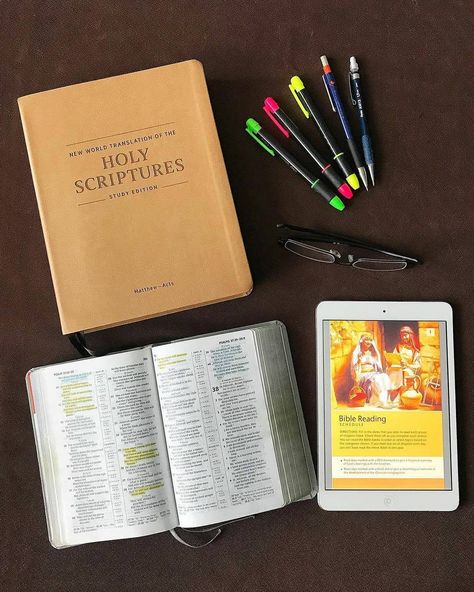 𝓐𝓵𝔀𝓪𝔂𝓼 𝓡𝓮𝓳𝓸𝓲𝓬𝓮 on Instagram: “Soon it could be a good time to implement a personal Bible reading schedule to read the Bible in a year. There are many different schedules…” Bible Study Aesthetic Jw, Jw Bible Reading Schedule, Jw Study Projects, Spiritual Goals Jw, Jw Bible Study Ideas, Jw Bible Reading, Spiritual Habits, Dream Routine, Family Worship Night