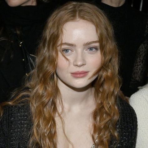 Sadie Sink attends Chanel Haute Couture 2023 Sadie Sink Wavy Hair, Sadie Sink Close Up, Sadie Sink Magazine, Sadie Sink Movies, Saide Sink, Sadie Sink Flaunt Magazine, Couture 2023, Max Mayfield, Sadie Sink