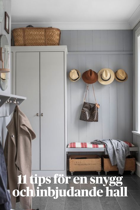 Hallen är det första du möts av när du kommer hem – därför är det extra viktigt att den känns inbjudande. Här kommer 11 tips på hur du sätter stilen. Mud Room Entry, Workspace Inspiration, Laundry Mud Room, Eco Friendly House, Scandinavian Home, Decorating Blogs, Cottage Style, Cozy House, Home Deco