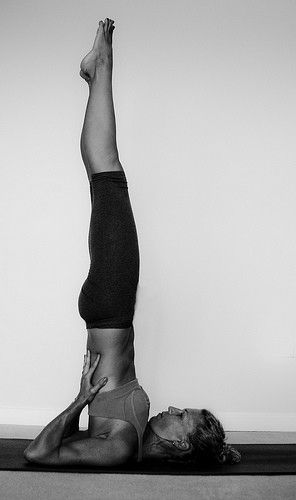 goal to learn how to do <3 Hata Yoga, Shoulder Stand, Yoga For Back Pain, Beginner Yoga, Yoga Iyengar, Yoga Posen, Yoga Times, Acro Yoga, Beautiful Yoga