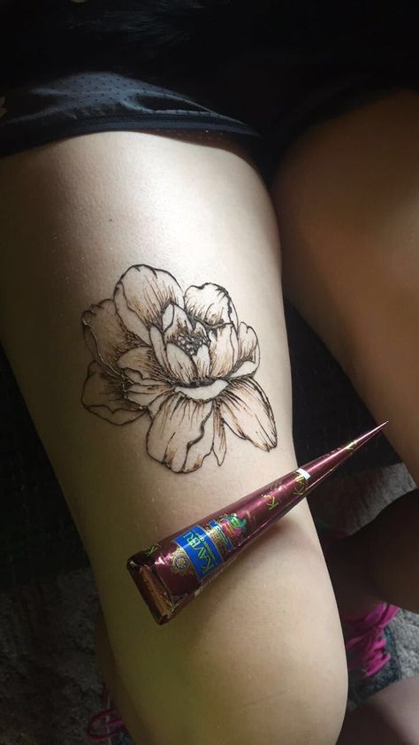 Fun Henna Designs, Henna Tattoo Designs Flower, Flower Henna Tattoo, Henna Tattoo Flower, Mehndi Tattoos, Body Henna, Flower Henna Designs, Henna Flowers, Cool Henna