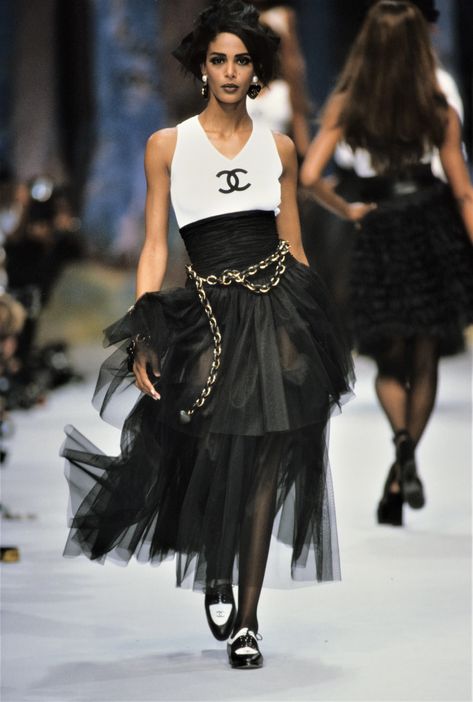 Coco Chanel Fashion, Chanel Fashion Show, Chanel Runway, 90s Runway Fashion, Runway Fashion Couture, Vintage Runway, Chanel Dress, Chanel Couture, Chanel Spring