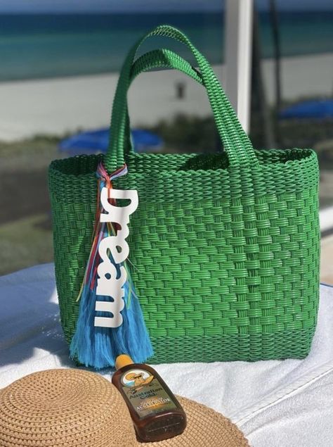 Green Bag Outfit, Beach Bun, Plastic Basket, Store Interiors, Rattan Bag, Woven Bag, Diy Bag, Green Bag, Teaching Kids