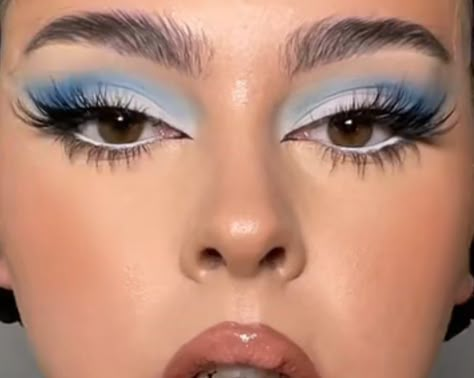 Pastel Blue Makeup Looks, Makeup On Blue Dress, Blue And White Eye Makeup, Blue And White Makeup Looks, Sky Blue Makeup Look, Quince Makeup Blue, Cinderella Makeup Looks, Makeup Baby Blue, Make Up Azul