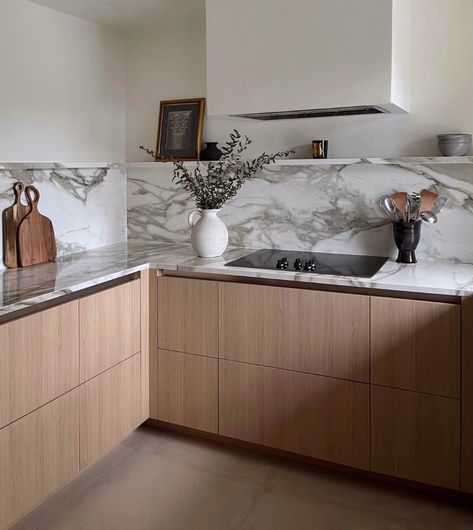 Kitchen counter and backsplash supplied by Marble Trend featuring NATURA Calacatta Borghini Sintered Stone. Kitchen Counter And Backsplash, Calacatta Green, Calacatta Borghini, Marble Trend, House Redesign, Tile Table, Yellow Marble, Quartz Slab, Marble Backsplash