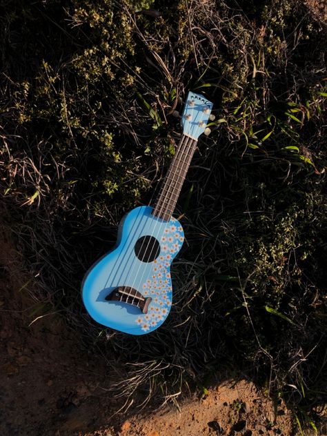 #ukelele #aesthetic #summer Michelle Vibes, Ukulele Photography, Countryside Style, Guessing Games, Ukelele, Aesthetic Summer, Ukulele, Music, Photography