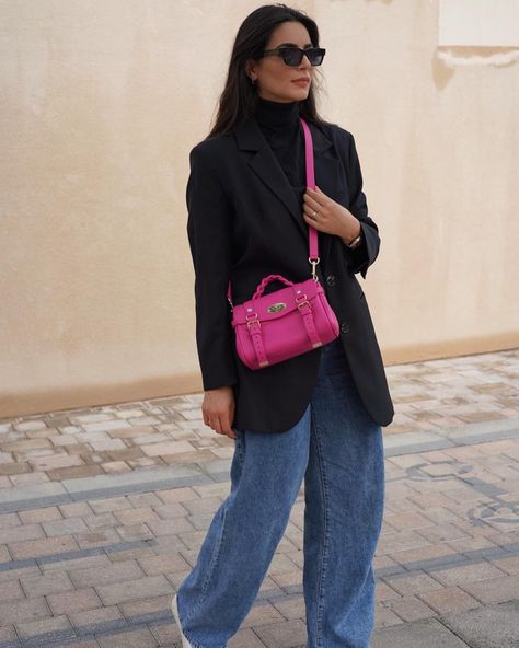 Magenta Purse Outfit, Fuchsia Bag Outfit, Fuschia Bag Outfit, Pink Bag Outfit Winter, Pink Crossbody Bag Outfit, Pink Clutch Outfit, Pink Bag Outfit Ideas, Hot Pink Purse Outfit, Outfit With Pink Bag