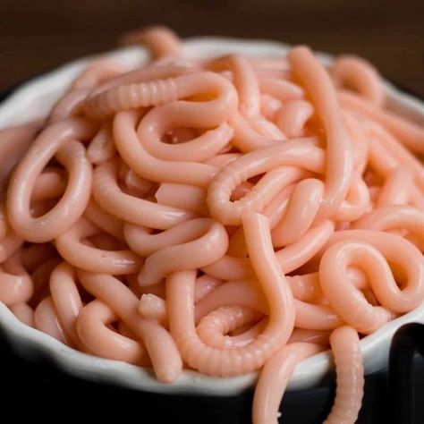 Edible Worms, Snack Halloween, Creepy Halloween Food, Halloween Fest, Halloween Party Snacks, Recipe Tutorial, Easy Halloween Food, Halloween Food Treats, Halloween Appetizers