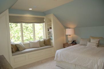 Low vaulted ceiling bedroom closet and window seat Bungalow Bedroom Ideas, Slanted Ceiling Bedroom, Low Ceiling Bedroom, Vaulted Ceiling Bedroom, Bungalow Bedroom, Attic Bedroom Designs, Attic Bedrooms, Upstairs Bedroom, Loft Room