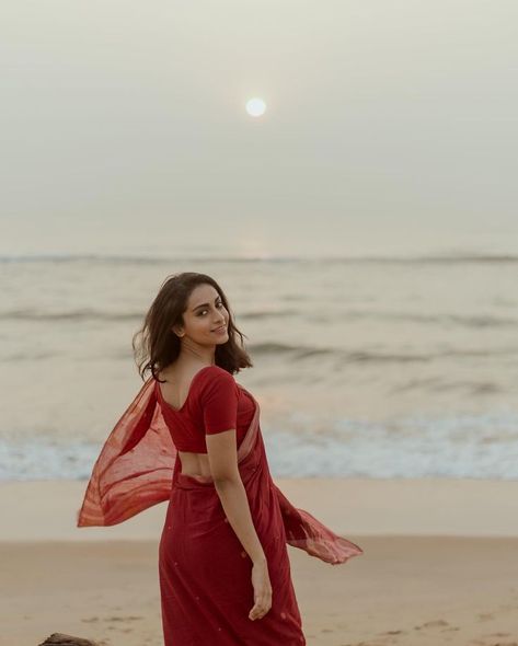 Saree Beach Photoshoot, Beach Saree, Vintage Indian Fashion, Saree Shoot, Bharatanatyam Costume, Female Portrait Poses, Cute Beach Outfits, Trendy Outfits Indian, Indian Sari Dress