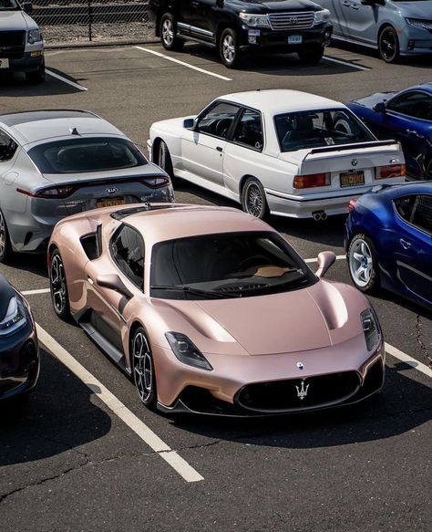 Ferrari Car Aesthetic, Rose Gold Car, Sports Cars Ferrari, Car Life Hacks, Ferrari World, Car Organization, Pimped Out Cars, Ferrari Laferrari, Interior Car