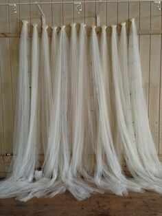 Easy beautiful backdrop. Tied tulle to wire or rope Wedding Tulle Backdrop, Wedding Reception Simple, Wedding Backdrop Reception, Diy Bridesmaid Dress, Tulle Backdrop, Simple Wedding Reception, Tulle Decorations, Diy Tulle, Wedding Reception Backdrop