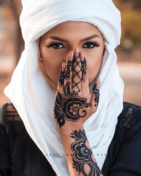 Sudanese Henna Hand, Sudanese Henna Designs, Henna Sudanese, Best Female Tattoos, Sudanese Henna, Henna Black, Learn Henna, Mehendi Ideas, Tattoos On Hand