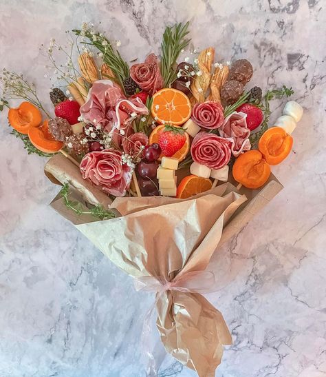 Bouquet Charcuterie Board, Charcuterie Flower Arrangement, Meat And Cheese Bouquet, Charcuterie Bouquet Diy, Charcuterie Business Ideas, Mother’s Day Charcuterie Box Ideas, Valentines Charcuterie Box Ideas, Bouquet Charcuterie, Cheese Bouquet