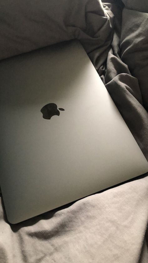 Silver Laptop Aesthetic, Macbook Silver Aesthetic, Silver Macbook Air Aesthetic, I Pad Pro Aesthetic, Macbook Pro Aesthetic Study, Friends Aesthetic Story, Macbook Pro Aesthetic, Coaching Aesthetic, Silver Macbook