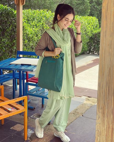 Sumbul Iqbal, Office Wear Women Work Outfits, Work Outfits Women Winter, Sisters Photoshoot Poses, Winter Wear Women, Tie Dye Fashion, Womens Trendy Dresses, Desi Fashion Casual, Pakistani Fancy Dresses