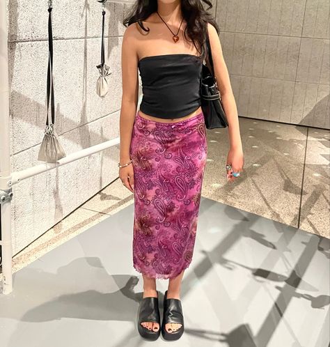 Long Skirt Outfits With Sandals, 90s Floral Skirt, Summer Outfits Skirts Long, Vintage Floral Skirt Outfit, 90s Maxi Skirt Outfit, Floral Midi Skirt Outfit, Long Skirt Outfits For Summer, Floral Skirt Outfits, Midi Skirt Outfit