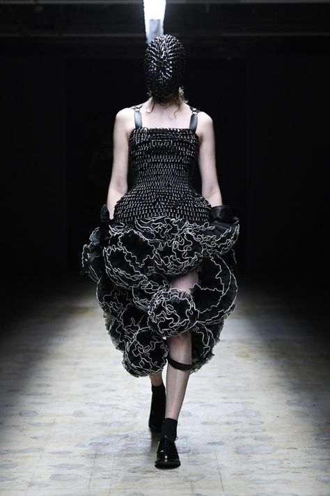 Noir Kei Ninomiya, Kei Ninomiya, Tulle Skirt Black, Show Collection, Prom Looks, Hooded Dress, Black Tulle, Long Black Dress, Fall 2022