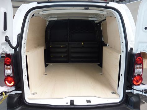 Amenagement d'utilitaire-PEUGEOT-PARTNER-rampe-de-chargement Peugeot Partner Camper, Moto Triumph, Wood Workshop, Peugeot Expert, Camping Van, Peugeot Partner, Mini Camper, Vw Caddy, Van Camping