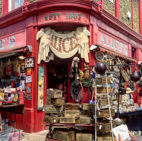 Vetta Vintage owner Jasmine Chess reveals where to find rare, one-of-a-kind gems in England's capital. Portobello Road Market, London Vacation, London Shopping, London Baby, London Summer, Portobello Road, Yorkshire England, London Calling, Vintage London