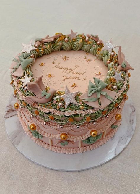 50 Vintage Inspired Lambeth Cakes That're So Trendy : New Year Cake Victorian Cakes, Vintage Heart Cake, Bolo Vintage, New Year Cake, Vintage Birthday Cakes, New Year's Cake, Cupcakes Decorados, Cute Baking, Pretty Dessert