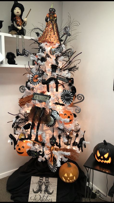 Velvet Halloween Decor, White Halloween Tree, Diy Halloween Tree, Hay Bale Art, Black Christmas Tree Decorations, Halloween Tree Decorations, Halloween Christmas Tree, Witchy Cat, Hallowen Ideas