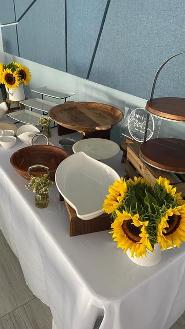 Sunflower Grazing Table, Sunflower Buffet Table, Outdoor Lunch Table Setting, Food Spread Table, Brunch Set Up Ideas Buffet Tables, Brunch Spread Table, Lunch Buffet Ideas, Sunflower Party Ideas, Kampers Kitchen